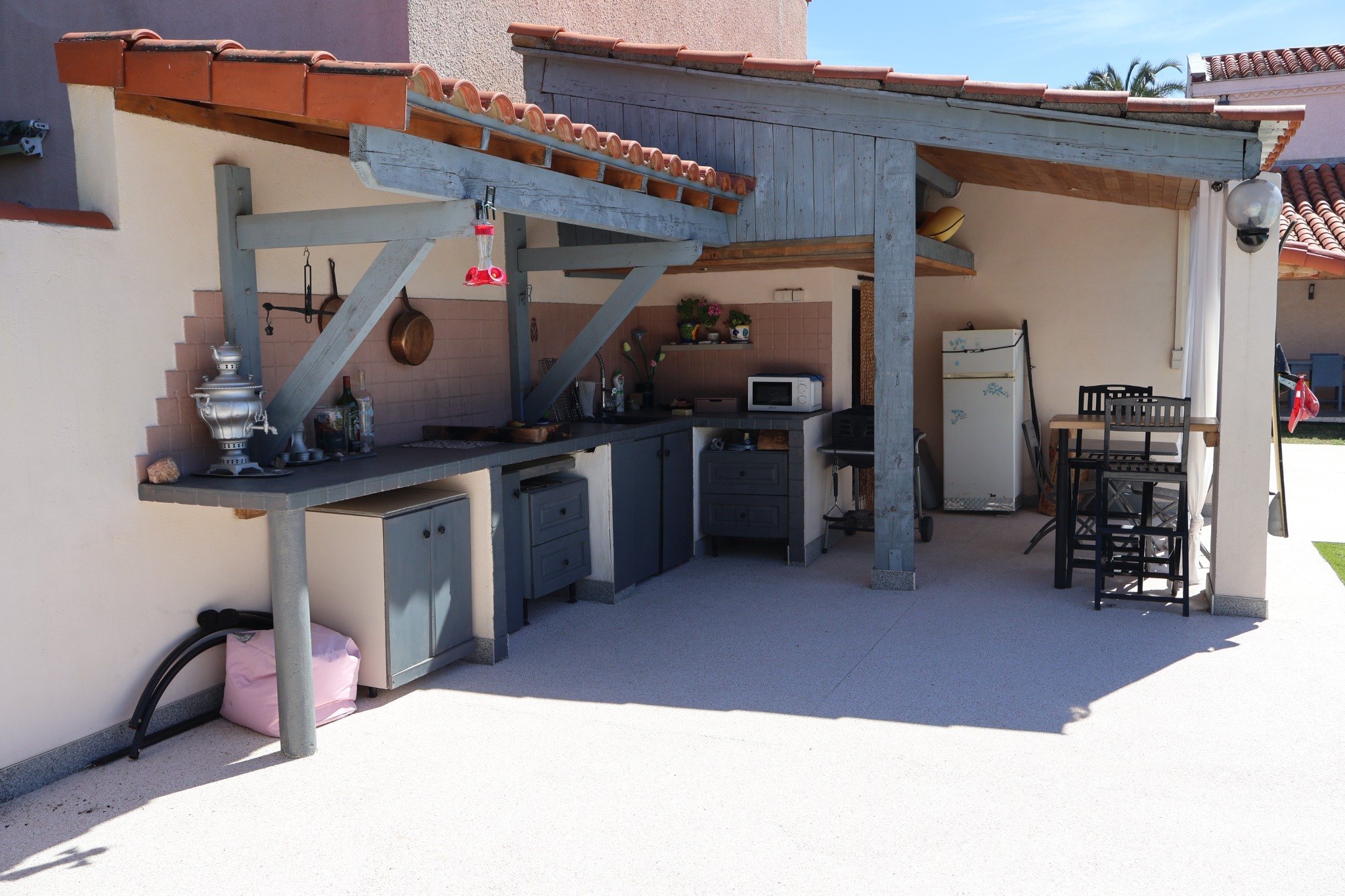 Terrasse et cuisine extérieure sur sol en résine minérale