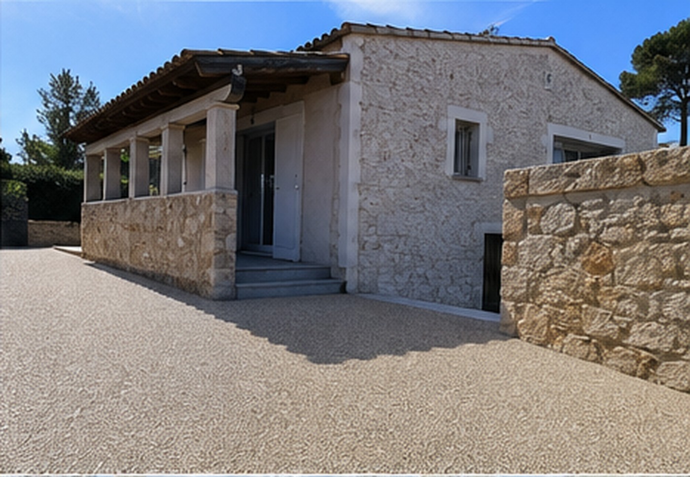 Cour de maison en résine minérale